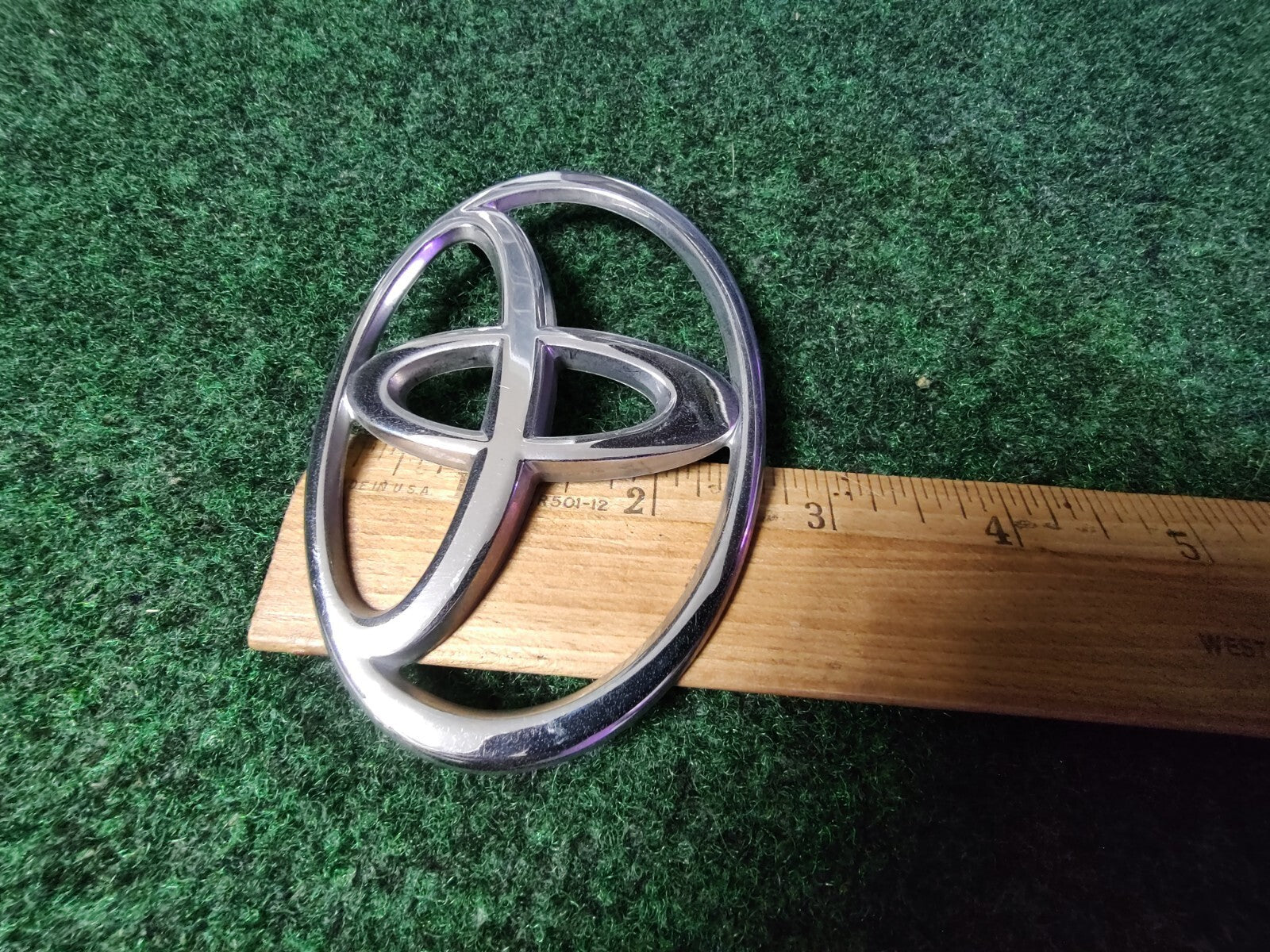 1997- 2001 Toyota Camry Rear Trunk Lid Emblem Logo 75441-33040 OEM 2M4