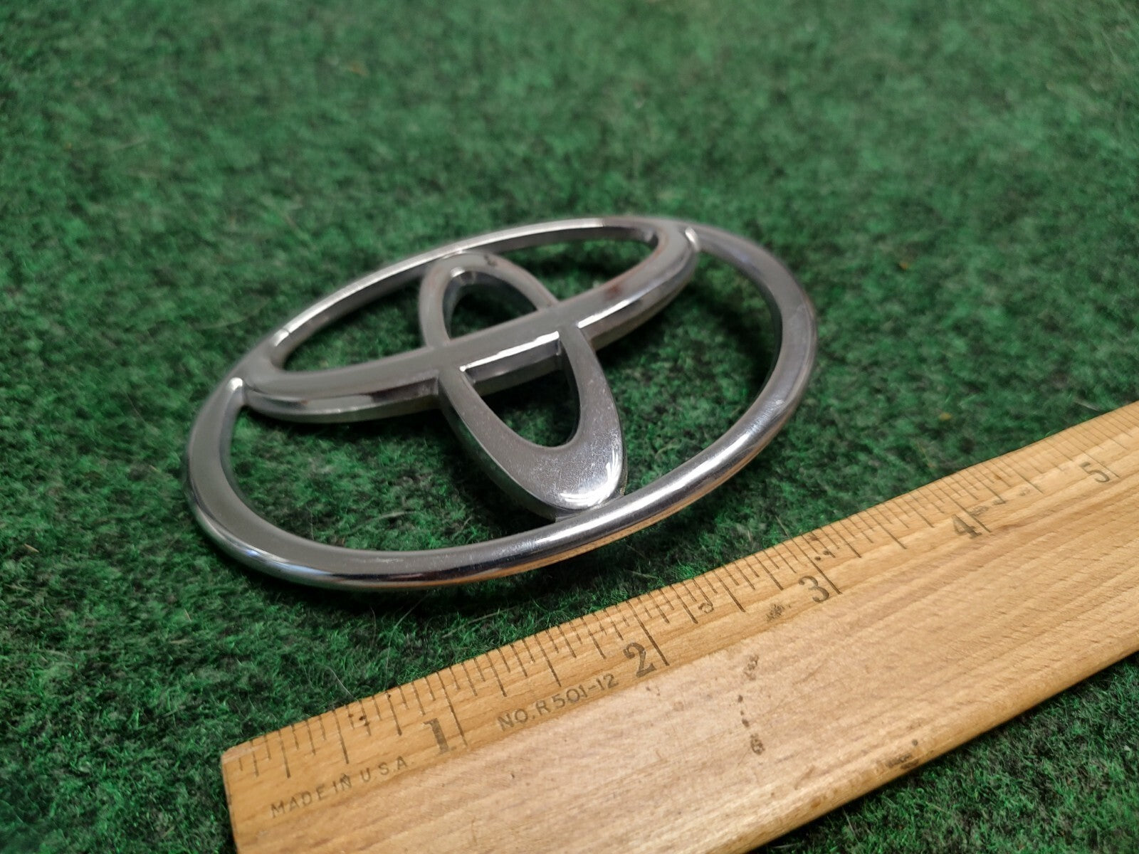Toyota Camry 1997-2001 Rear Trunk Logo Emblem Genuine OEM   75441-AA040 3S6
