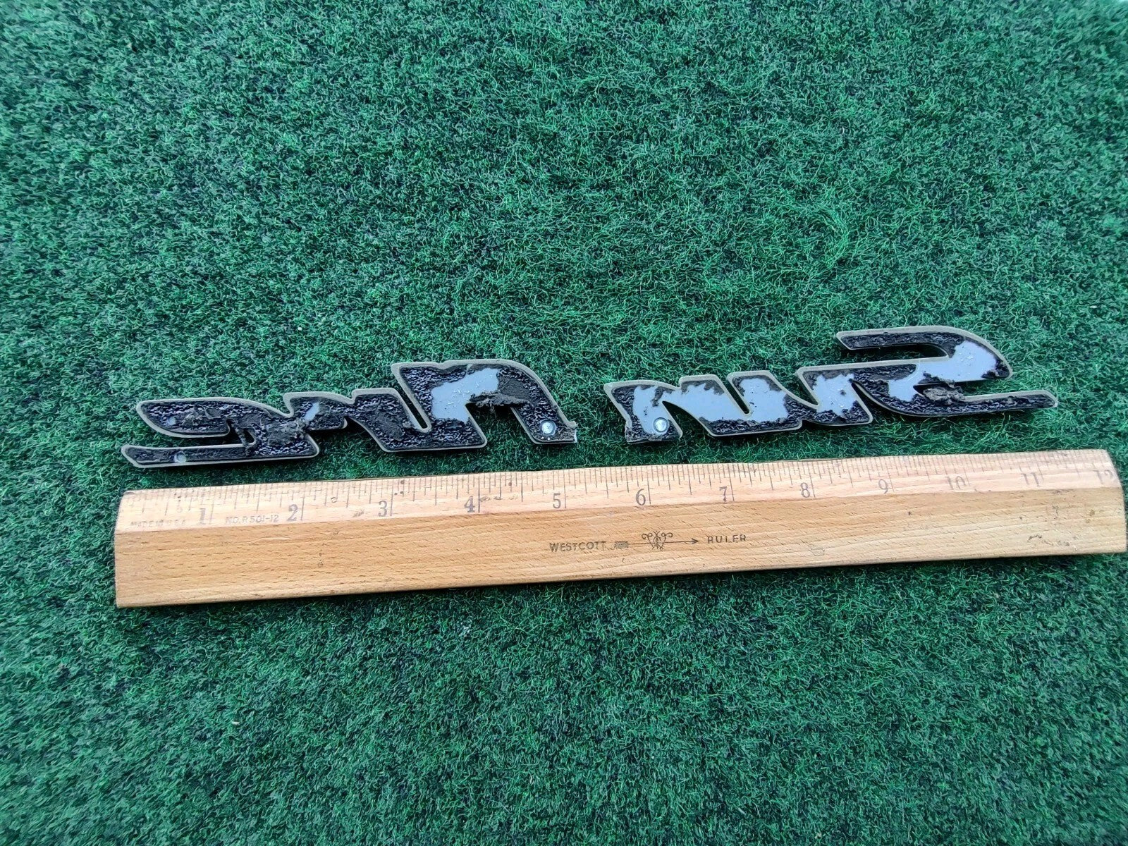 1998-2004 Pontiac Sunfire White Emblem Badge Logo Nameplate Name Plate Crack 2L3