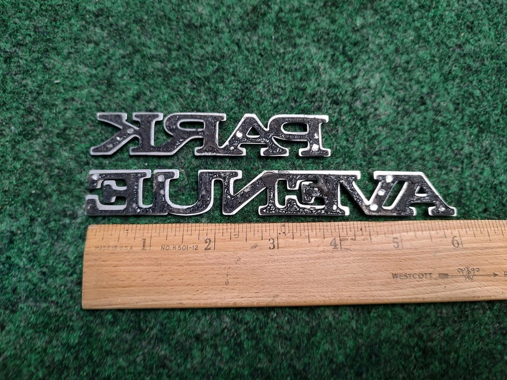 BUICK PARK AVENUE SIDE EMBLEM LOGO BADGE SYMBOL NAME PLATE BADGE USED 3L2