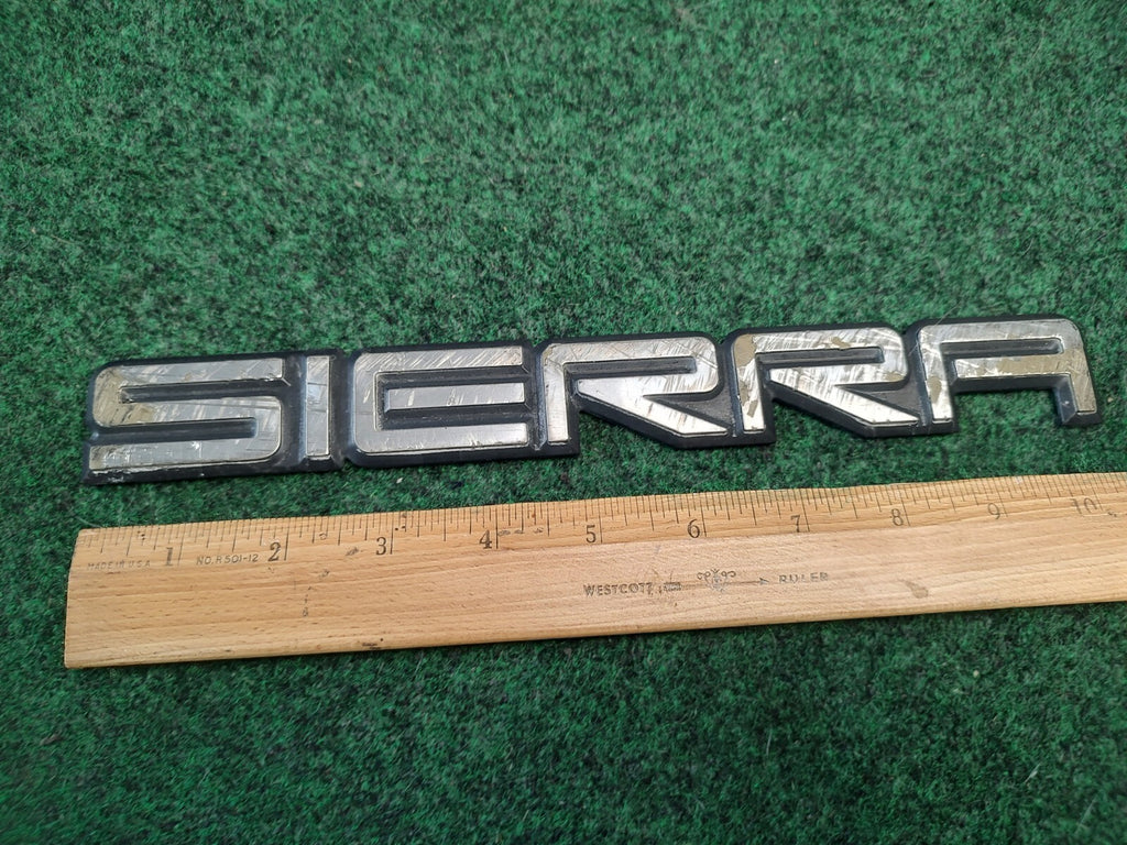 GM OEM End Gate Name Plate Assembly 02-06 GMC Sierra 15755397 1S7