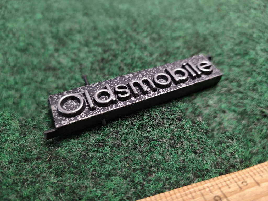 Vintage Oldsmobile GRILLE GRILE Emblem GM NAMEPLATE BADGE 4S4