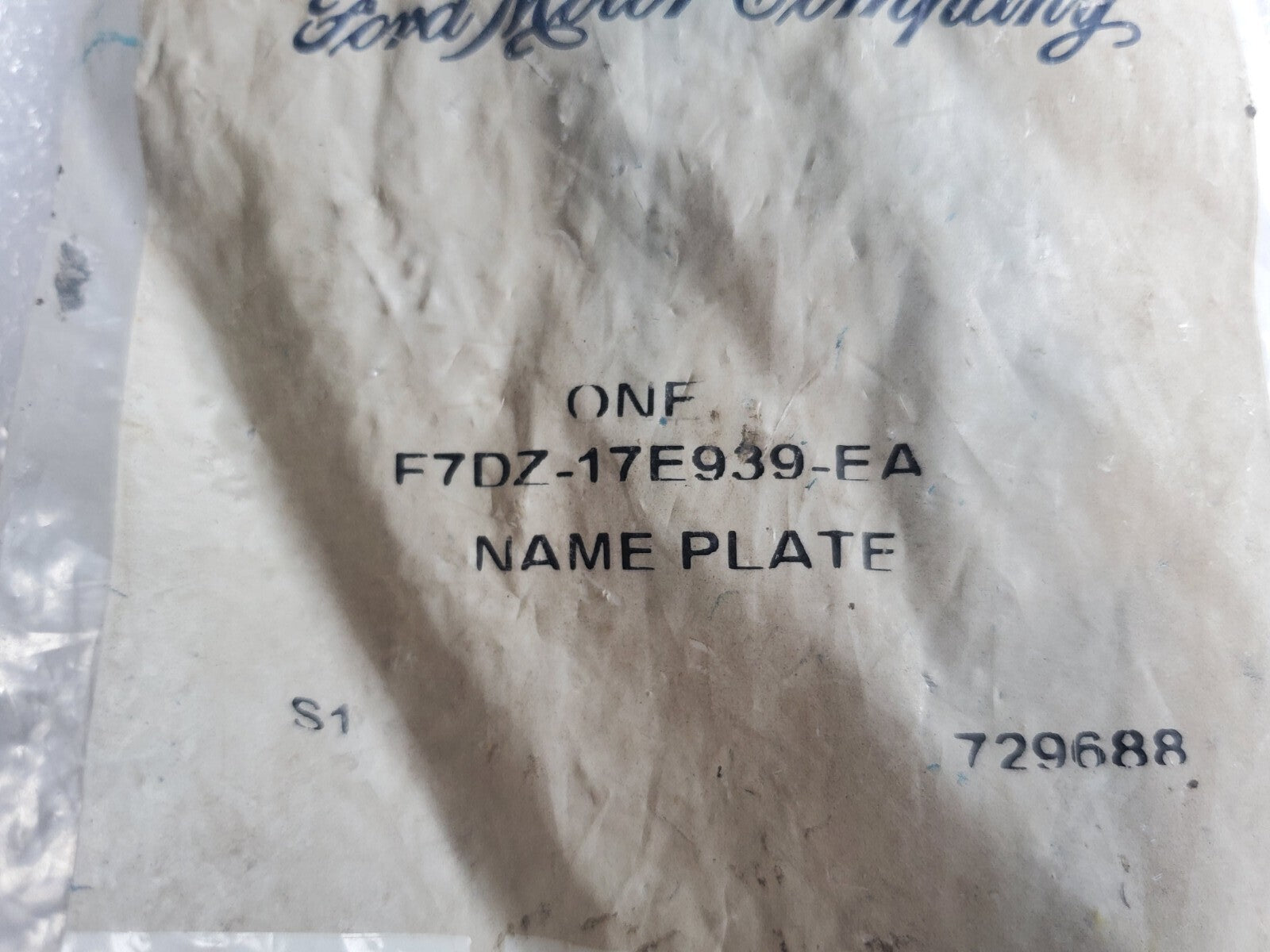 New 97 1998 1999 FORD TAURUS SE OEM REAR BUMPER EMBLEM BADGE F8DZ-17E939-BA 1L5