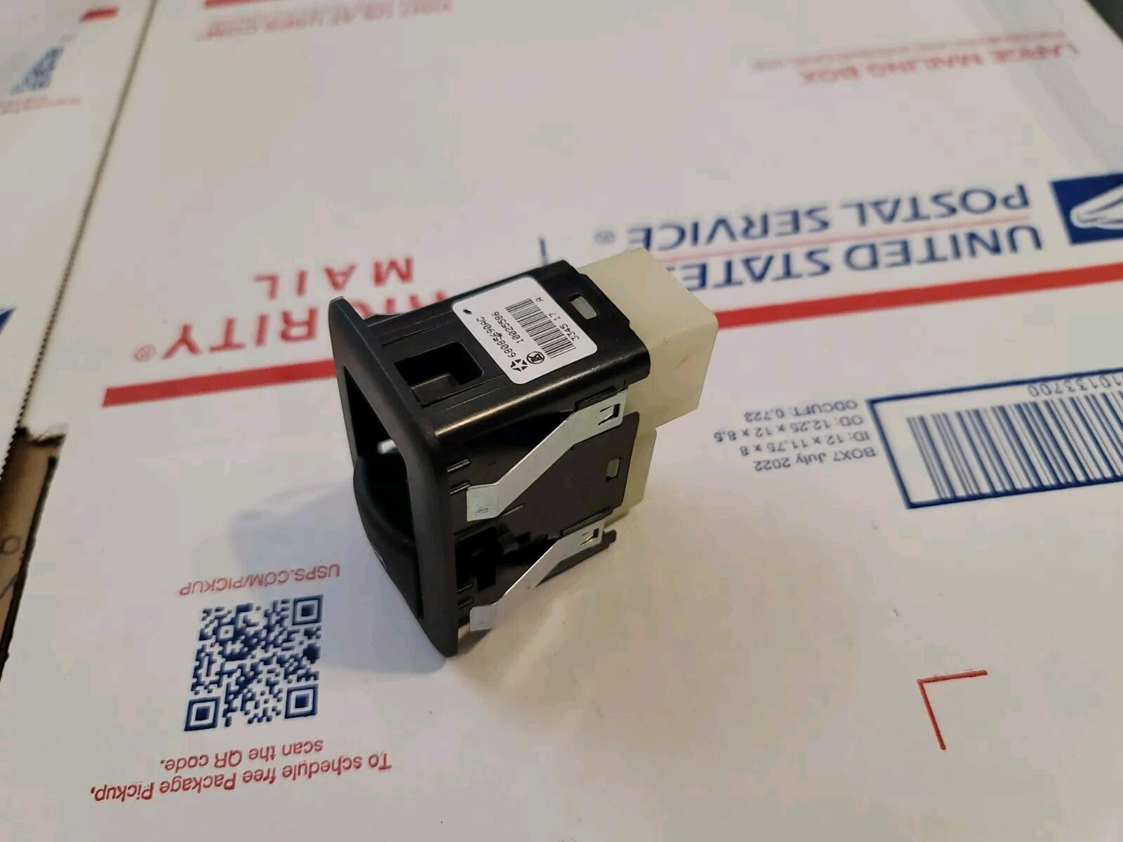2011-2024 DODGE DURANGO REAR LEFT SIDE DOOR WINDOW CONTROL SWITCH 68085690AC 7L5