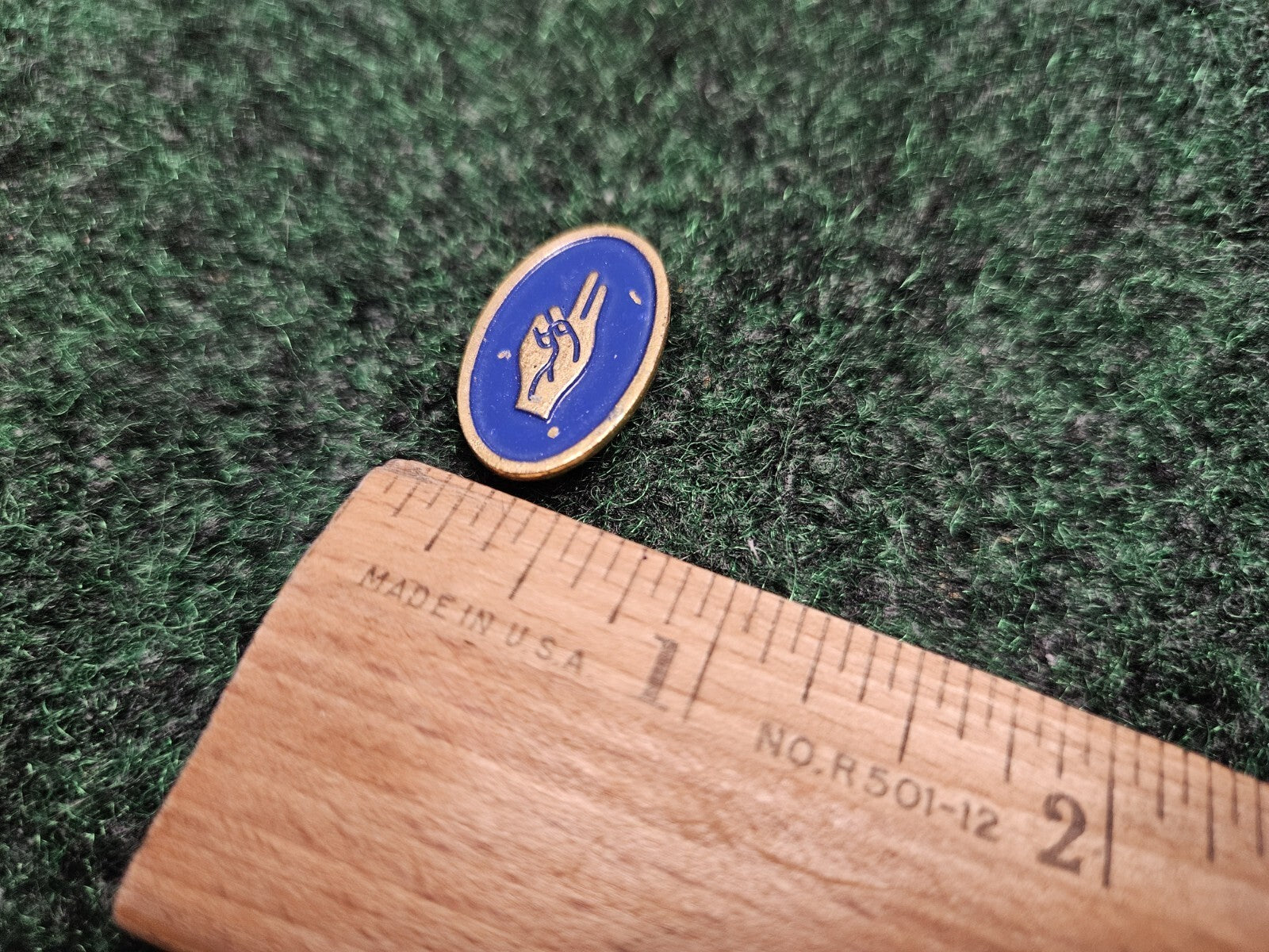 World Assn of Girl Guides & Girl Scouts Brownie Hand Sign Pin Vintage
