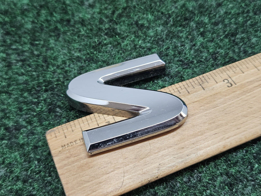 04-15 NISSAN ARMADA "S" REAR TRUNK TAIL GATE CHROME EMBLEM LOGO 93494-8S100 7S9