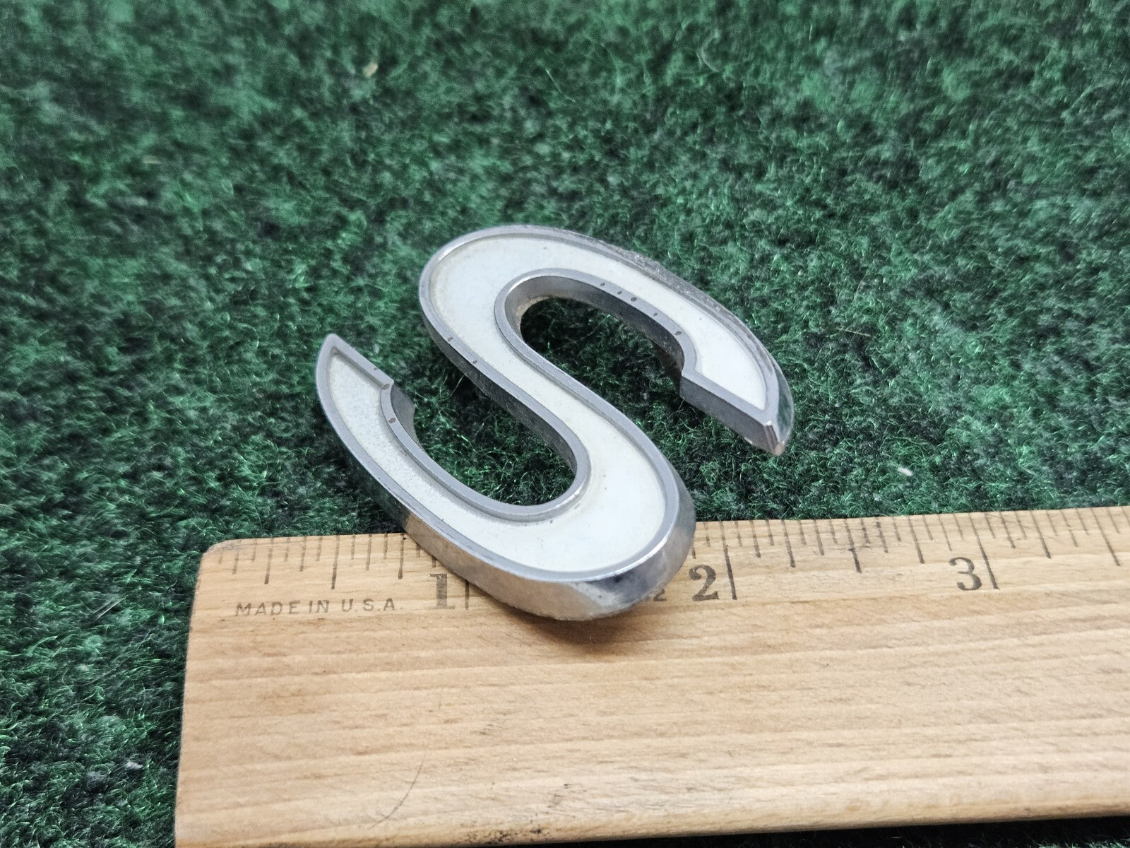 1968 -72 Chevrolet Chevy Impala SS Emblem Badge Name Plate 3949238 "S" Metal 7S9
