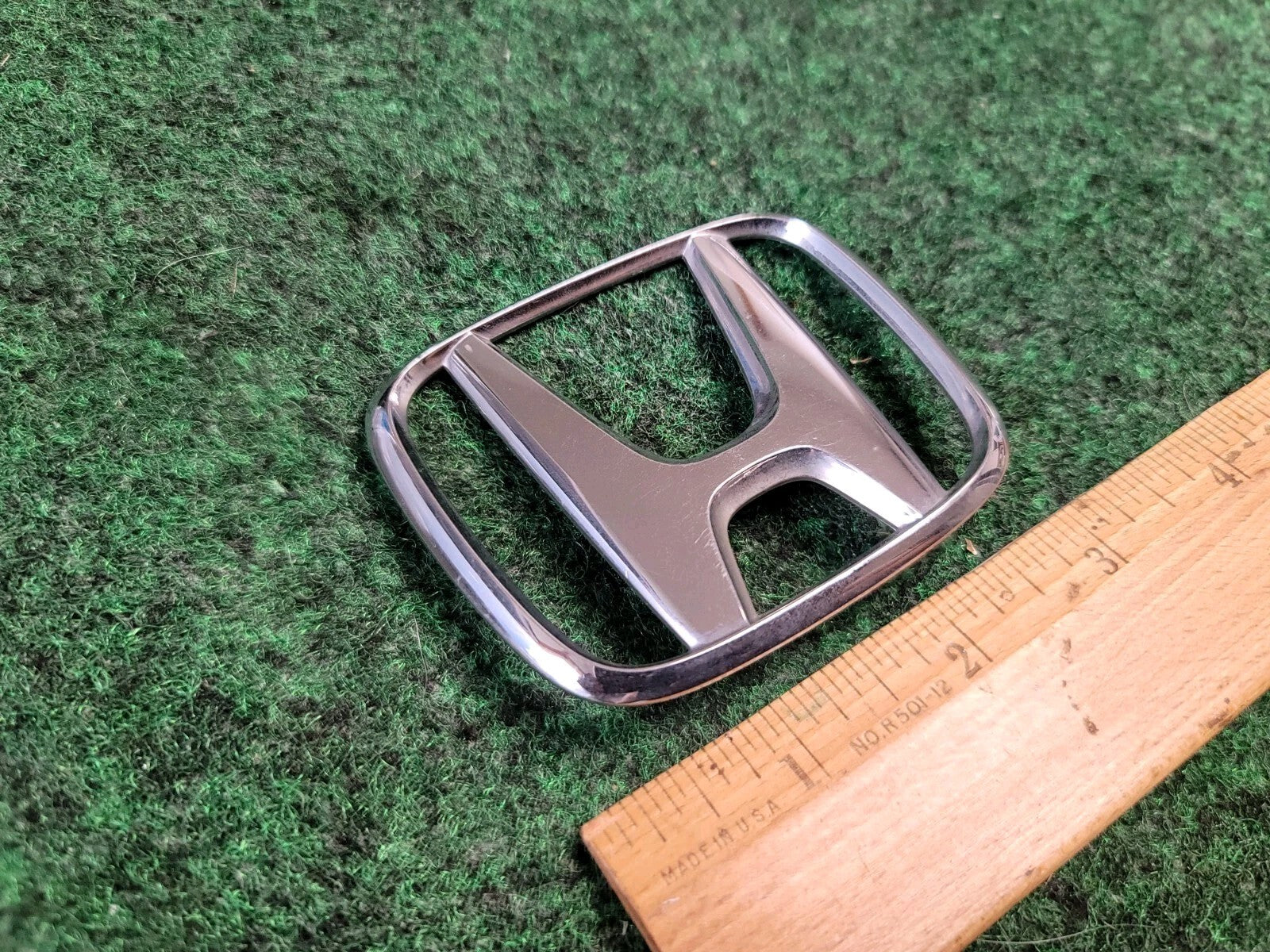 2001-2005 HONDA CIVIC COUPE SEDAN  REAR EMBLEM LOGO 75700-S5A-000 1M8
