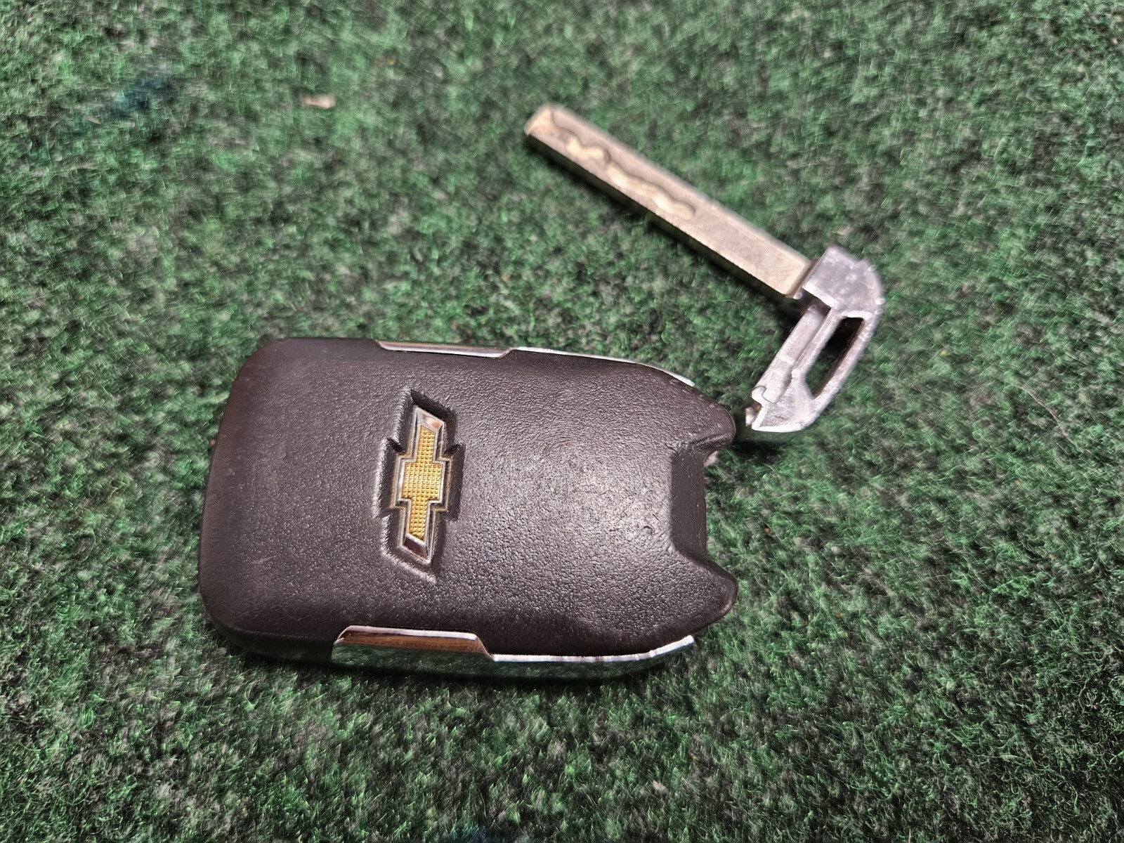 OEM GMC HYQ1AA Key Fob w/ 6 Buttons KeyFob Keless Entry Used Key Is Cut 7S5
