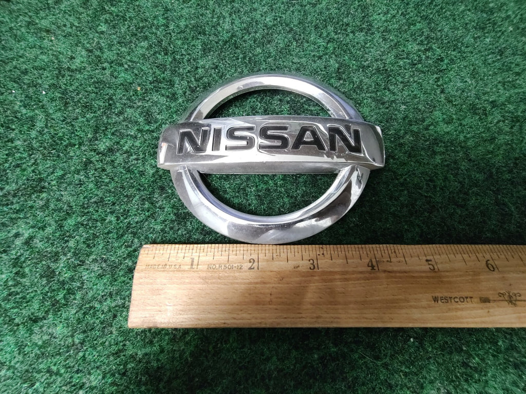 2002 2003 2004 NISSAN XTERRA FRONT CHROME EMBLEM LOGO BADGE SYMBOL OEM 5m3 5m6