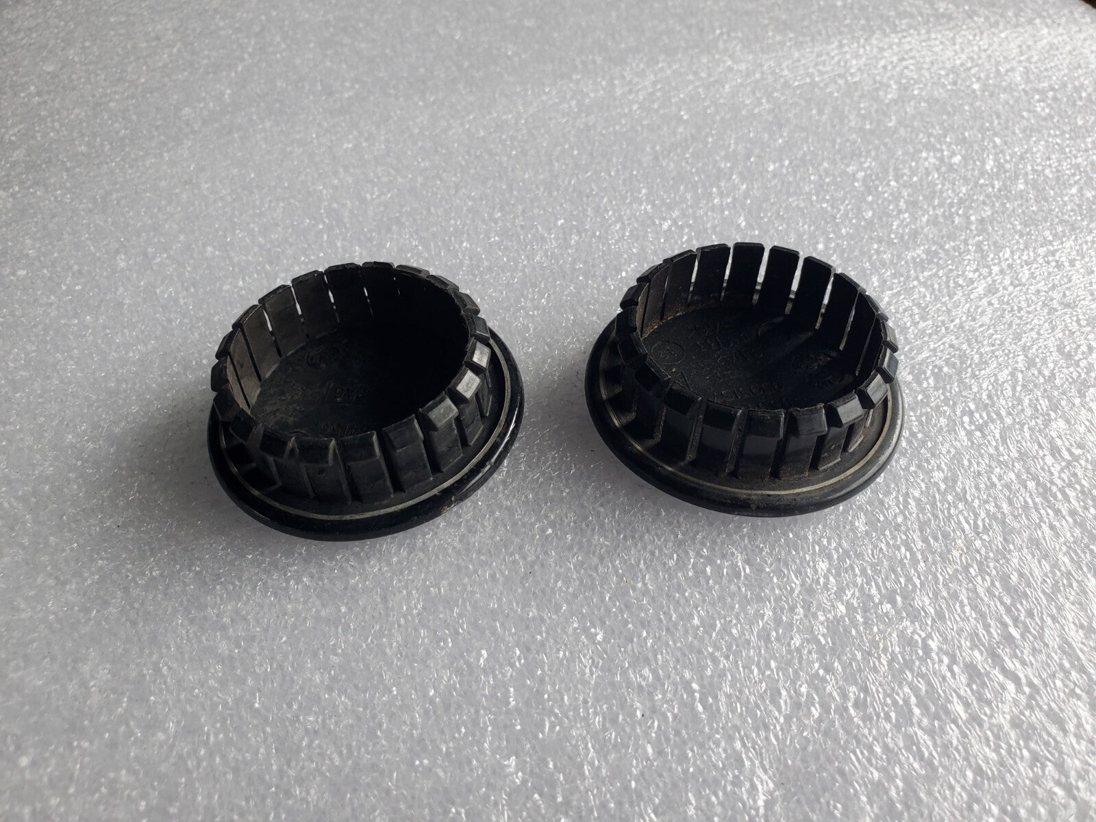 (2) OEM ORIGINAL 2003-2008 PONTIAC VIBE CENTER CAPS P/N 9593169 / 9594156 VNT