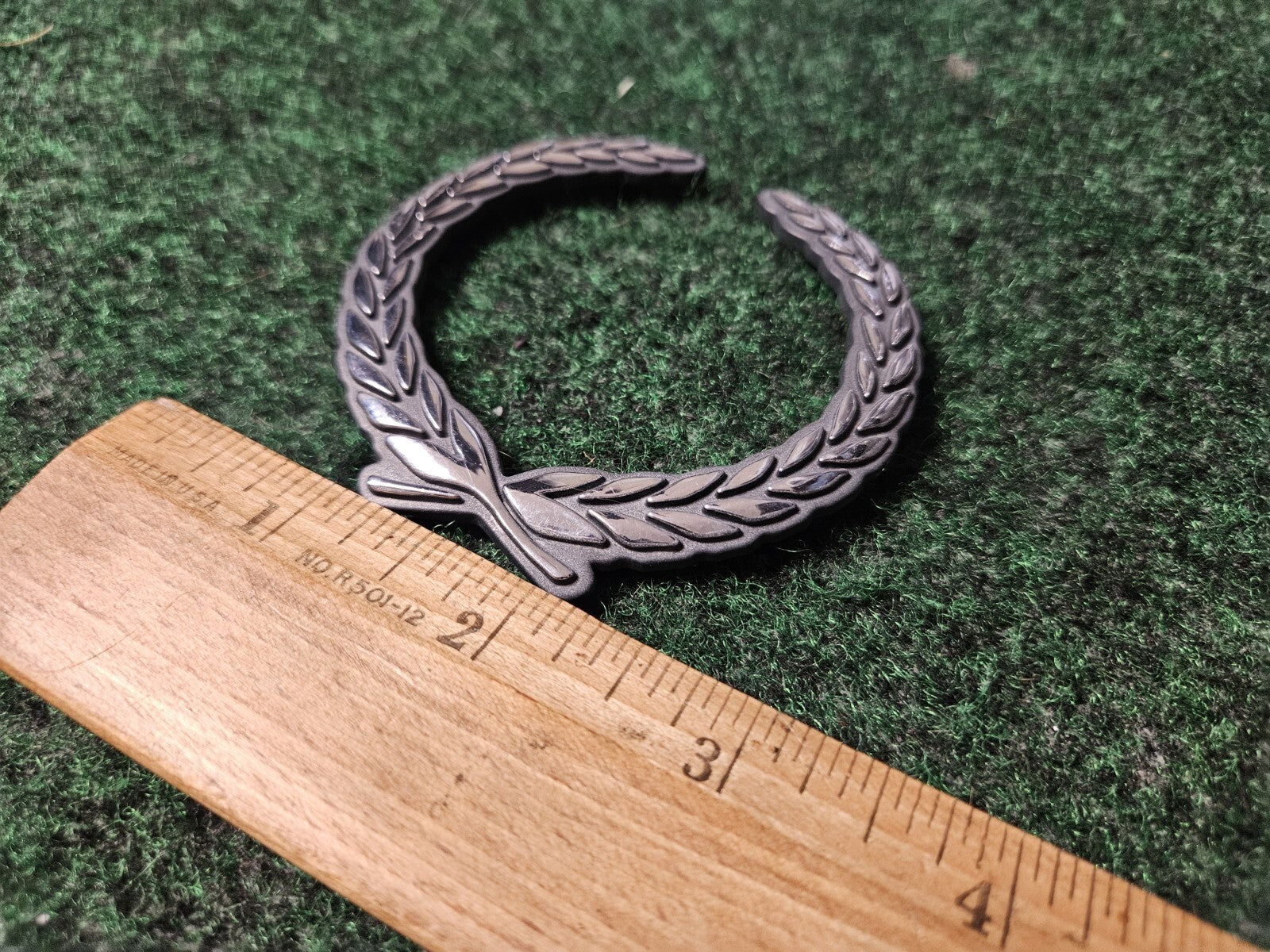 CADILLAC WREATH EMBLEM 00-01 DEVILLE CATERA 00 01 ESCALADE OEM 25676908 3M3