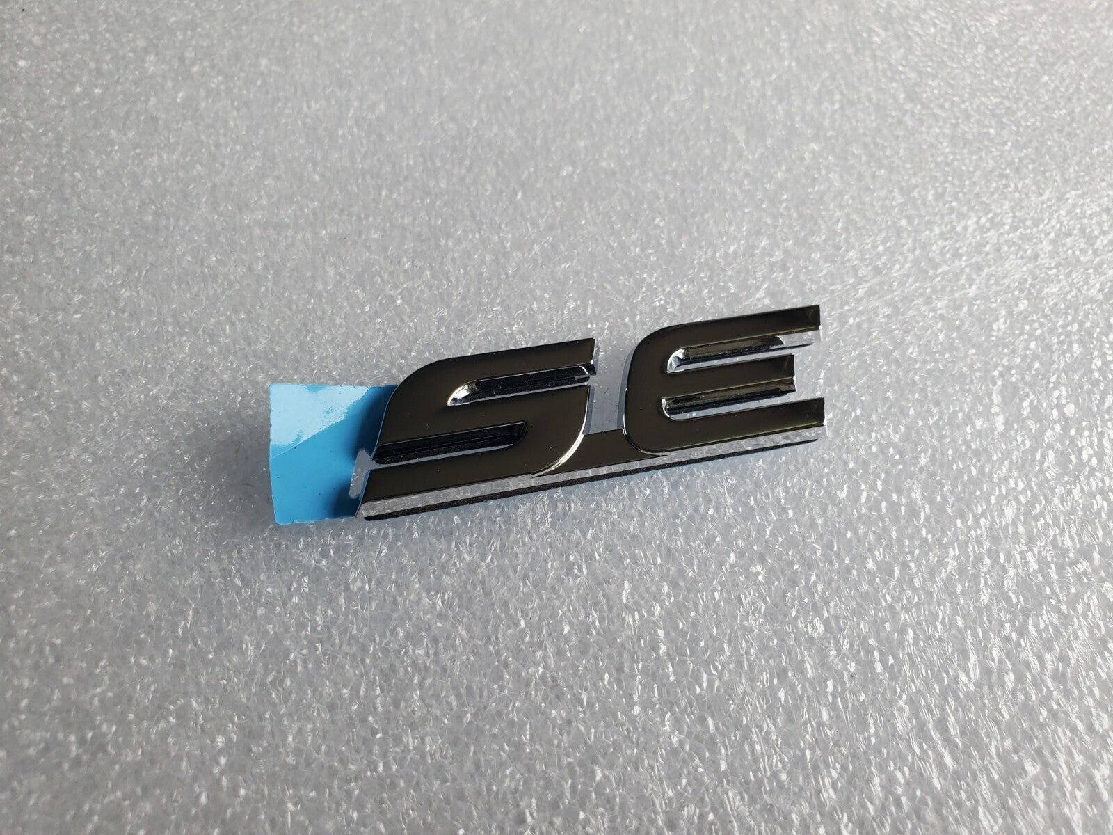 OEM Ford SE Emblem OEM XF2Z-1742528-AA  NEW 2L2