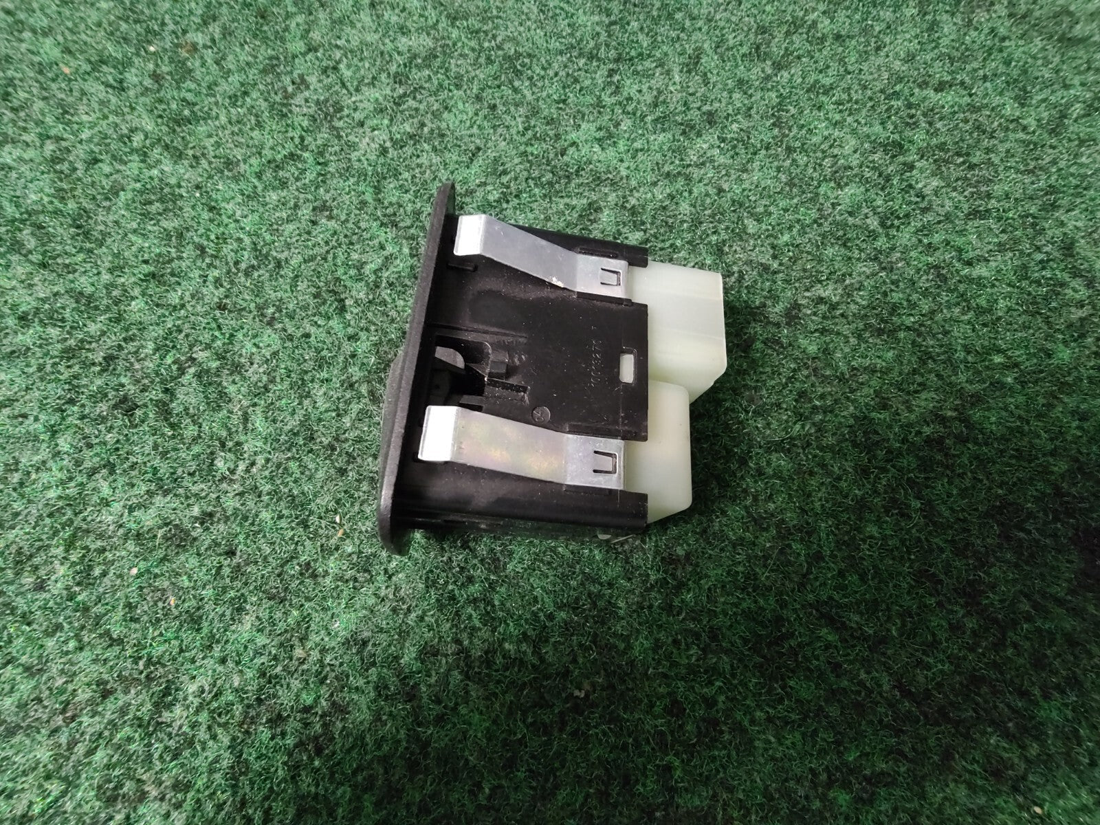 2011-2021 JEEP GRAND CHEROKEE REAR LEFT SIDE DOOR WINDOW SWITCH BUTTON OEM 7S2