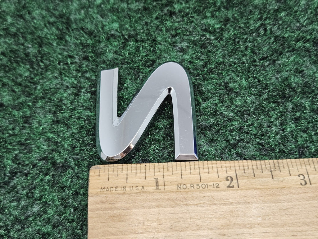 04-15 NISSAN ARMADA "S" REAR TRUNK TAIL GATE CHROME EMBLEM LOGO 93494-8S100 7S9