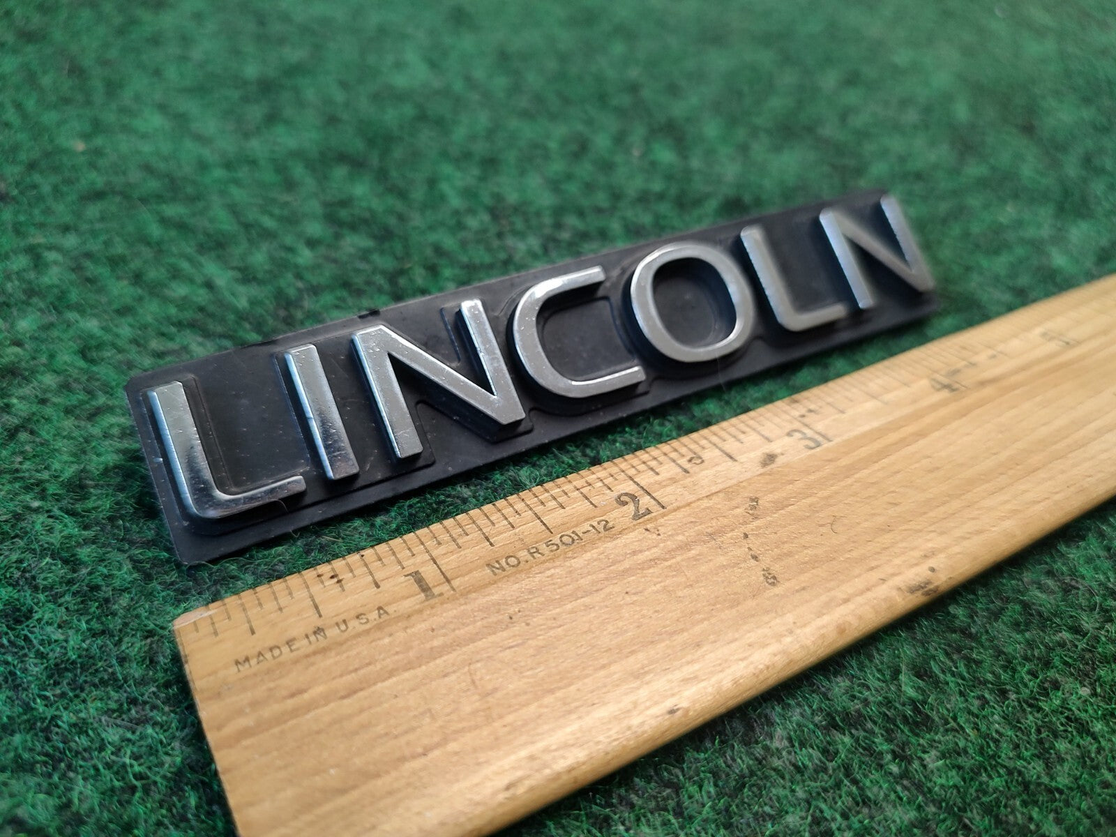 1995-1996-1997 Lincoln Town Car LINCOLN FRONT GRILLE EMBLEM F5VB-8B262-AA 2S8