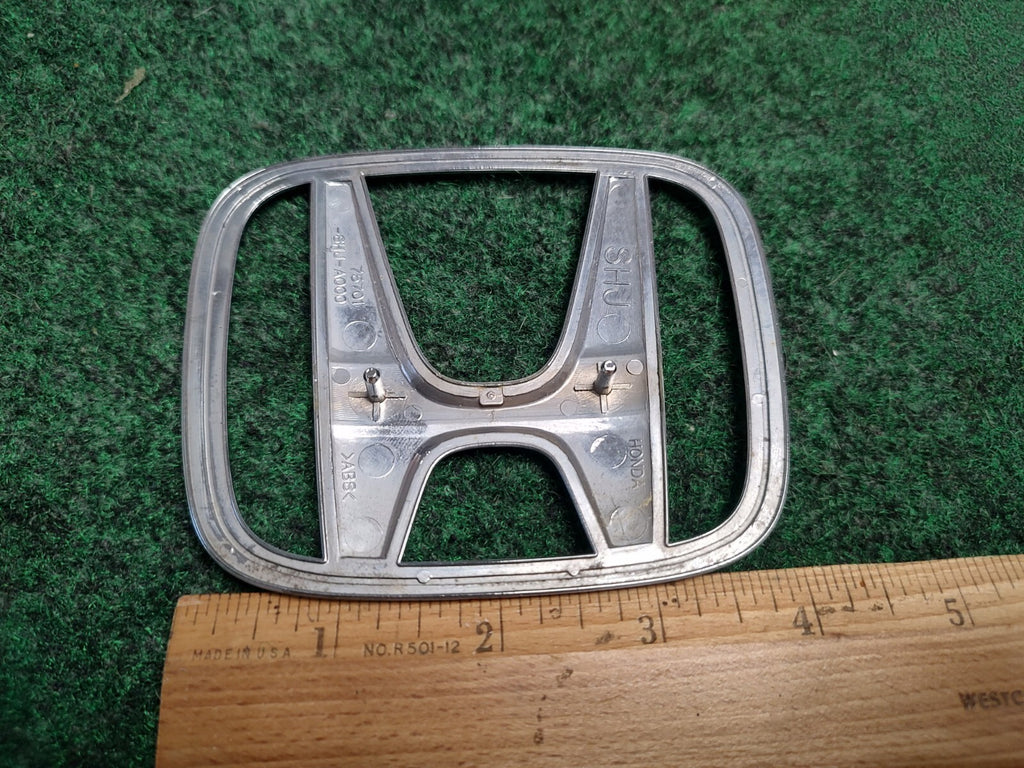 2005-2010 HONDA ODYSSEY REAR LIFTGATE EMBLEM LOGO SYMBOL 75701-SHJ-A000 OEM 2S5