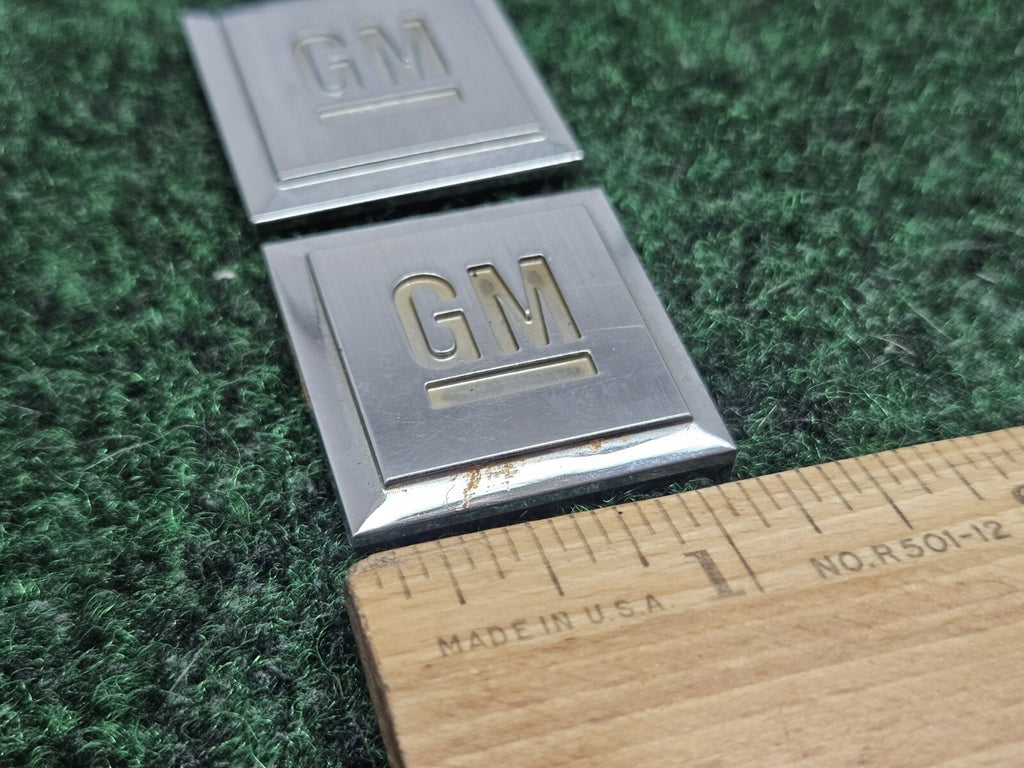 2 GM Logo Mark of Excellence Fender Door Nameplate Emblem Badge Chrome 7S7 S6