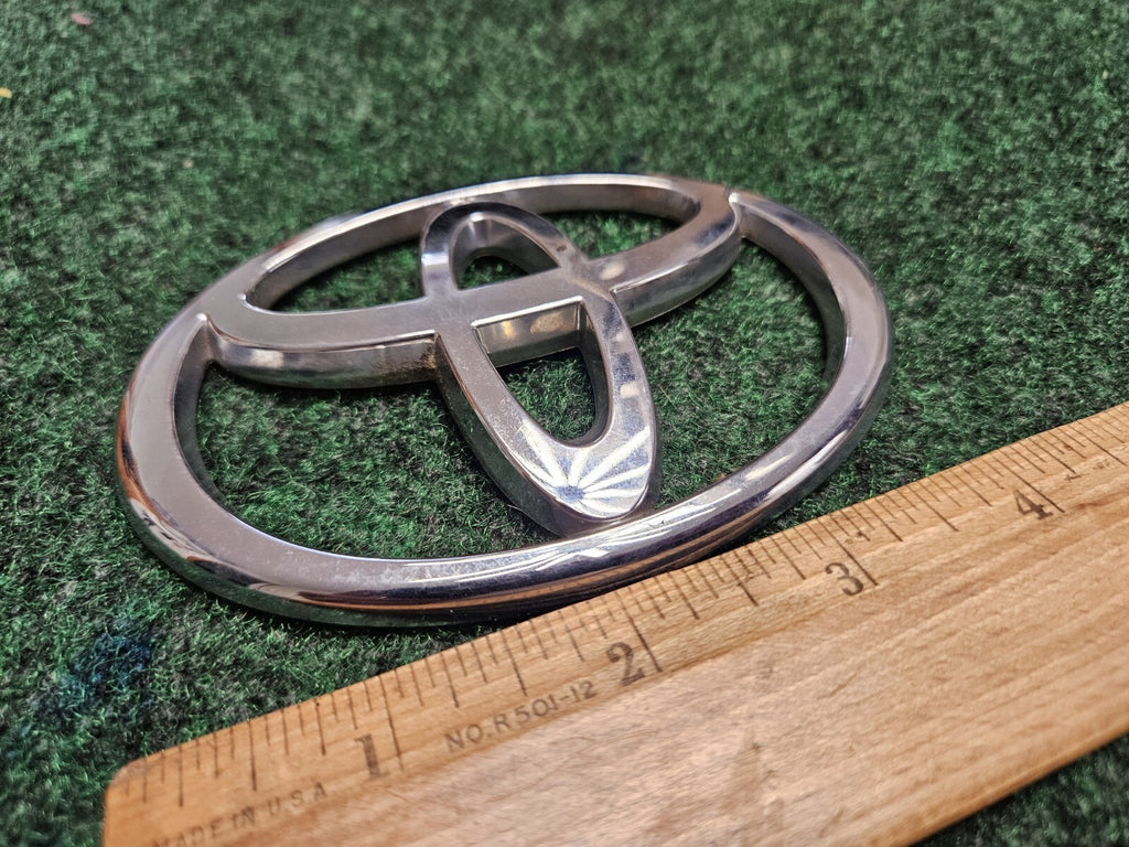 TOYOTA 2485 CHROME EMBLEM LOGO BADGE SYMBOL SIGN USED OEM 5M2