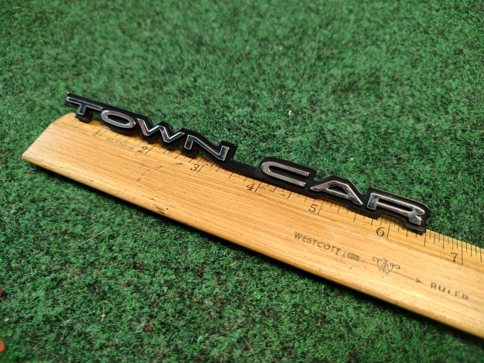 98 99 00 01 02 LINCOLN TOWN CAR FRONT FENDER SIDE EMBLEM BADGE SYMBOL OEM 1S4