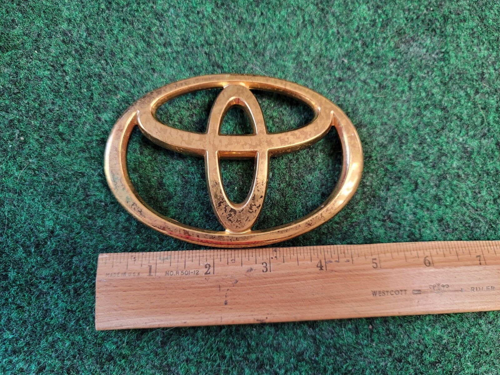 TOYOTA MATRIX GRILLE EMBLEM 75311-AA030 OEM Gold 1M9