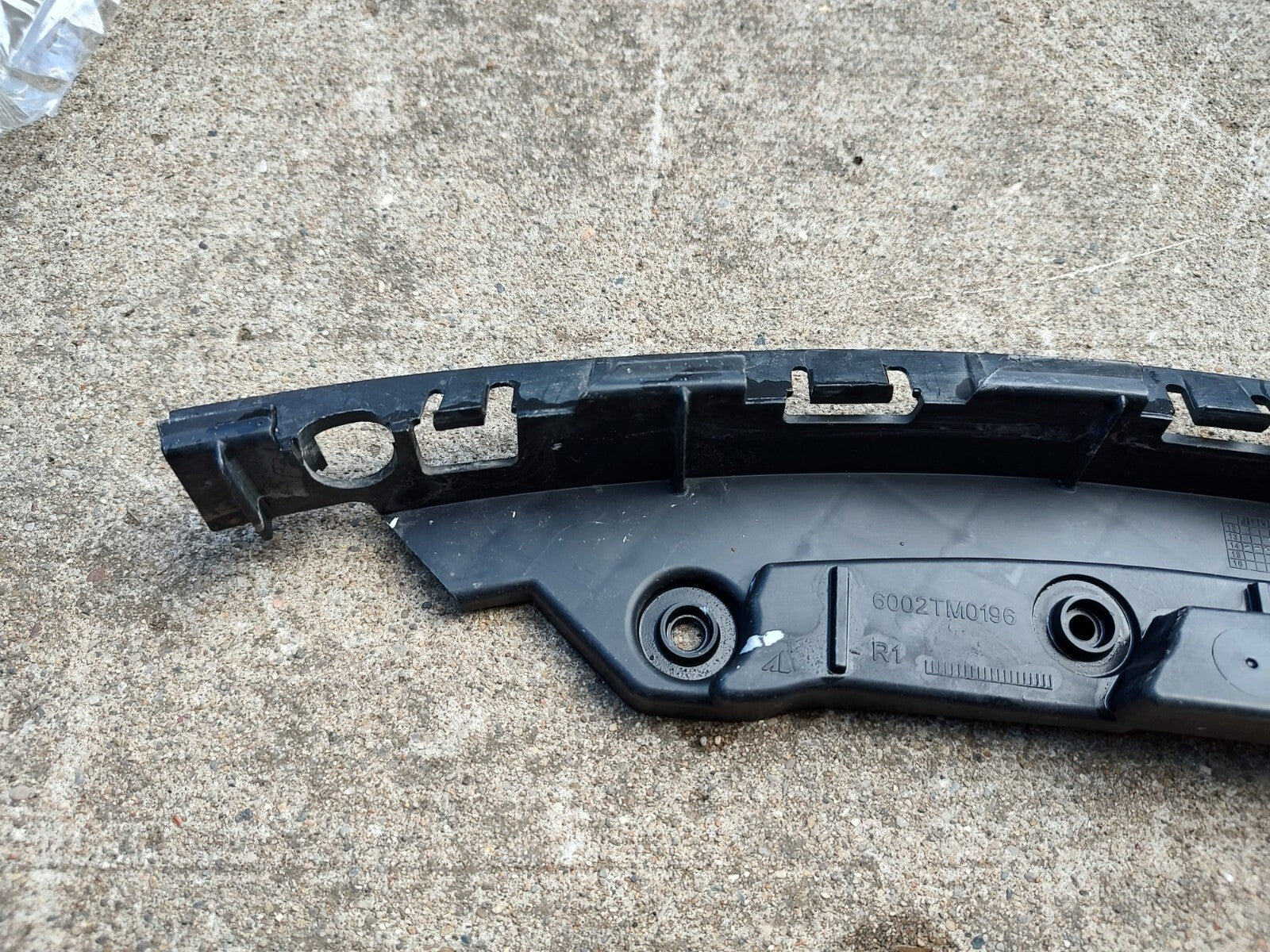 14-16 JEEP GRAND CHEROKEE OEM DRIVER SIDE LH SIGNAL LIGHT BRACKET 6002TM0196 JT1