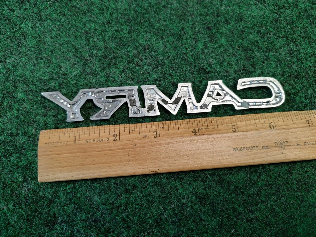 97 98 99 00 01 TOYOTA CAMRY GOLD REAR TRUNK EMBLEM ORNAMENT BADGE LOGO 4S7