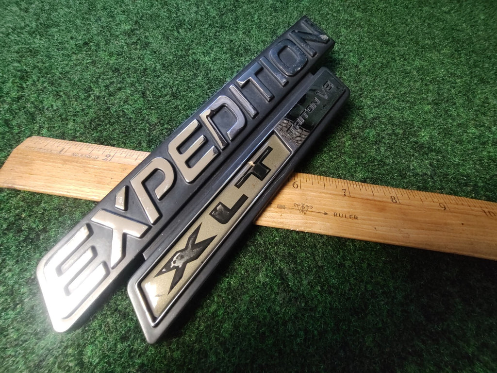 97 98 99 2000 2001 2002 Ford Expedition XLT Triton V8 Emblem XL14-16B114-AA 8L2