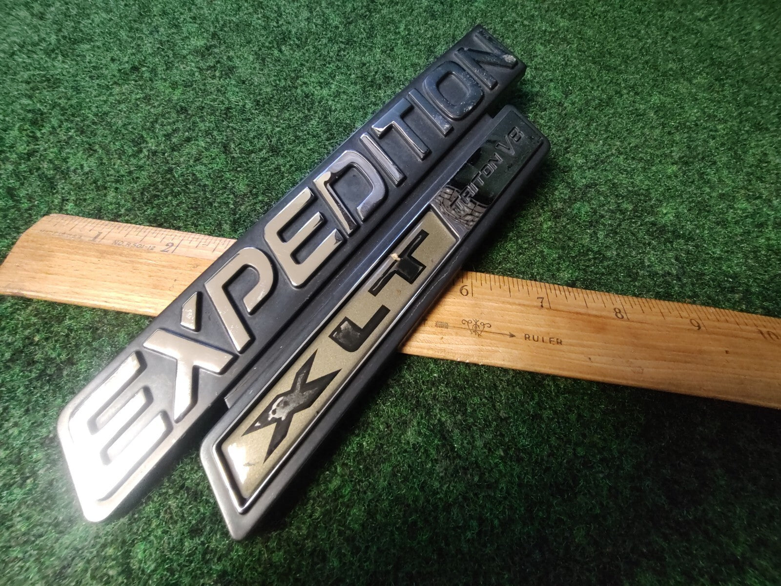97 98 99 2000 2001 2002 Ford Expedition XLT Triton V8 Emblem XL14-16B114-AA 8L2