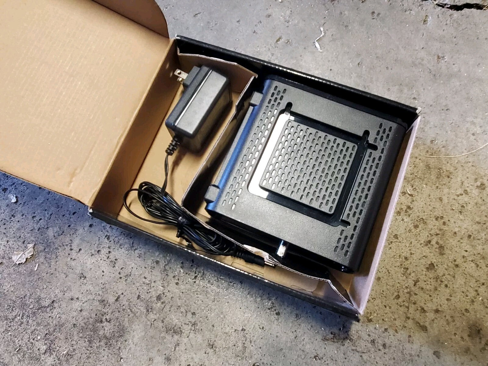 Arris SURFboard SB6121 DOCSIS 3.0 Cable Modem B3J