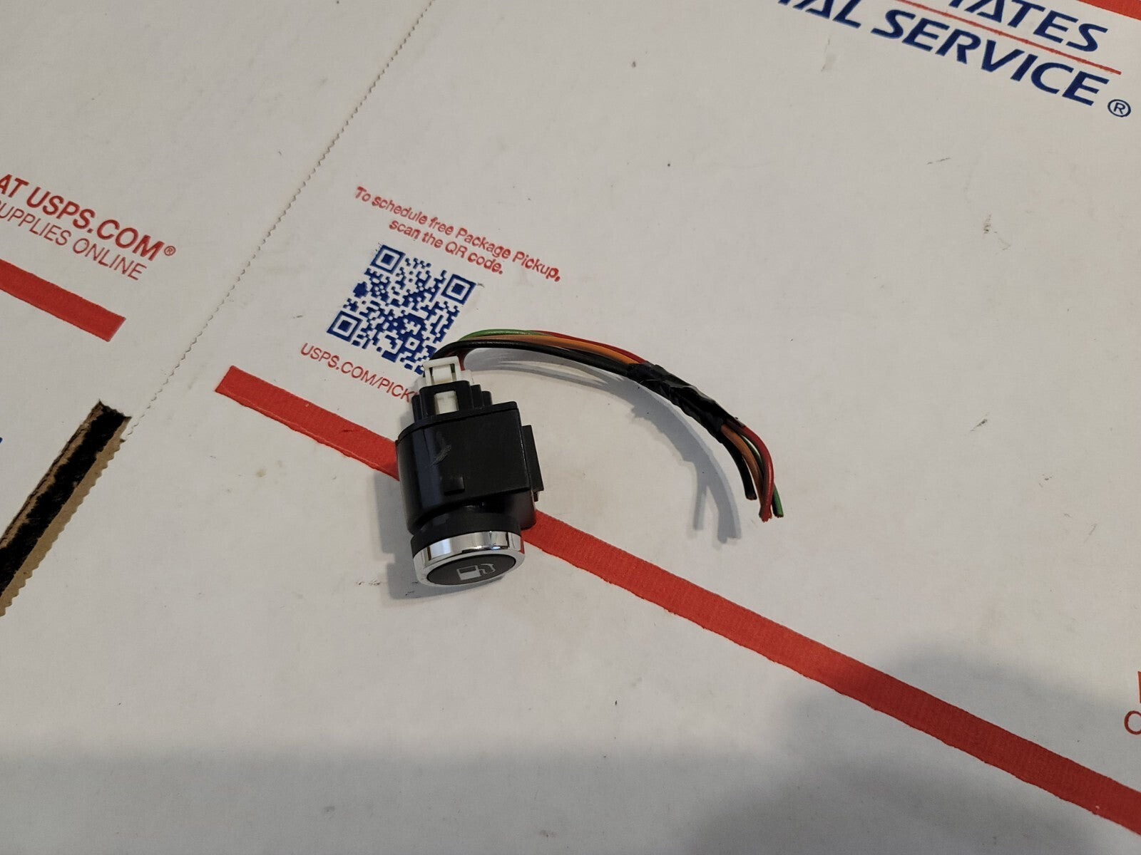 2014 - 2020 JEEP GRAND CHEROKEE FUEL FILLER DOOR LID OPEN SWITCH 68164107AA 7L7