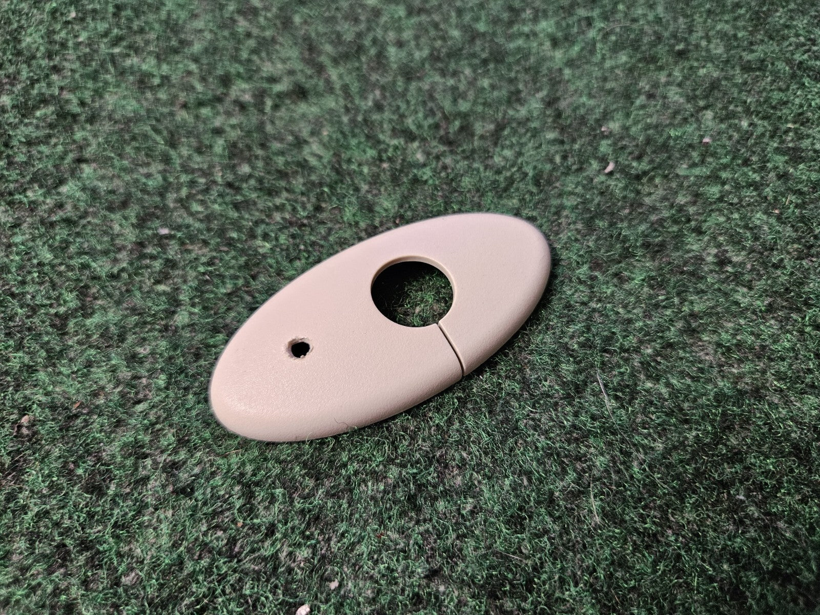 2013-2018 FORD FOCUS FRONT SUN VISOR RETAINER COVER OEM 4M6