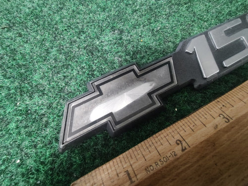 00 01 02 03 04 05 06 CHEVROLET SILVERADO 1500 SIDE EMBLEM BADGE 15707431 8L3