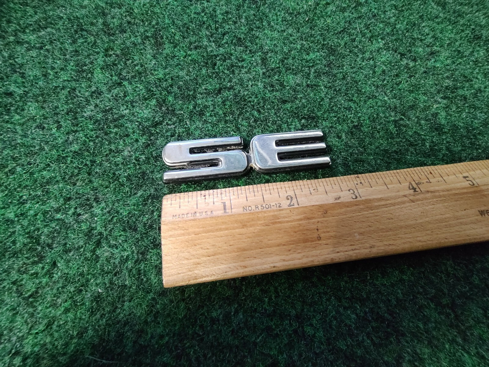 22657237 OEM GM EMBLEM PLATE BADGE SE FRONT DOOR 1999-2002 Pontiac GRAND AM 5S6