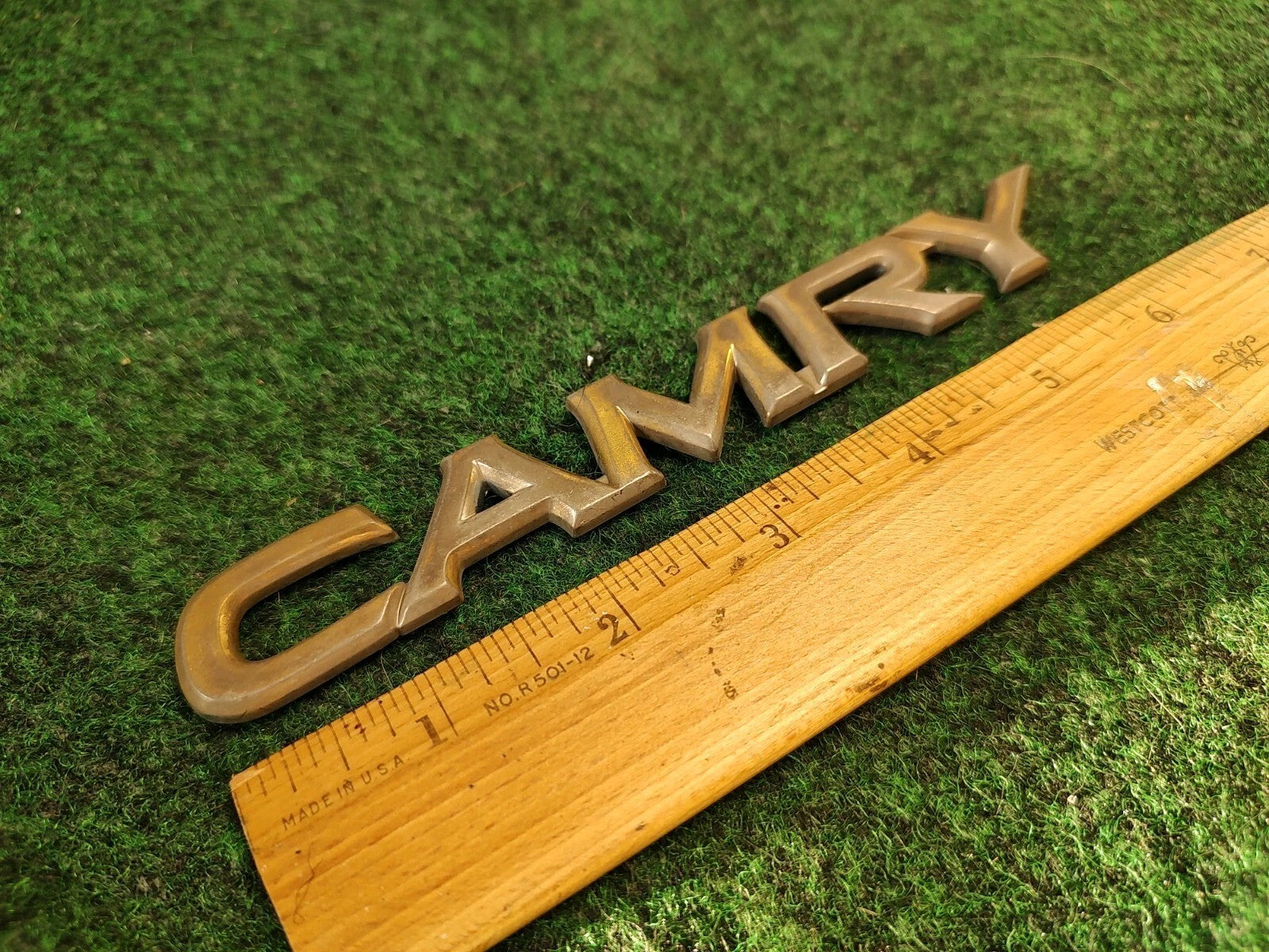97 98 99 00 01 TOYOTA CAMRY GOLD REAR TRUNK EMBLEM ORNAMENT BADGE LOGO 1S1