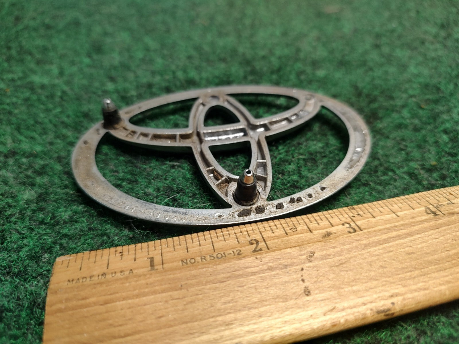 Toyota Camry 1997-2001 Rear Trunk Logo Emblem Genuine OEM   75441-AA040 3S6