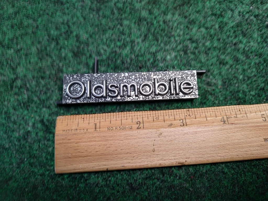 Vintage Oldsmobile GRILLE GRILE Emblem GM NAMEPLATE BADGE 4S4