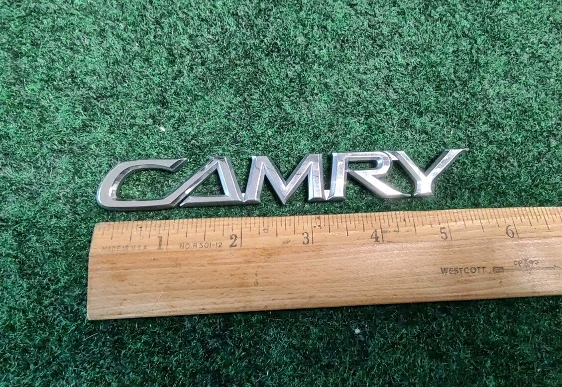 TOYOTA CAMRY REAR GATE LID GOLD EMBLEM LOGO BADGE SYMBOL OEM 8L4