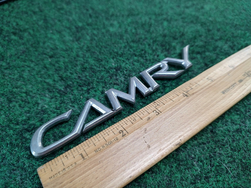 2002-2006 TOYOTA  CAMRY REAR TRUNK EMBLEM BADGE 75442-AA020 4S1