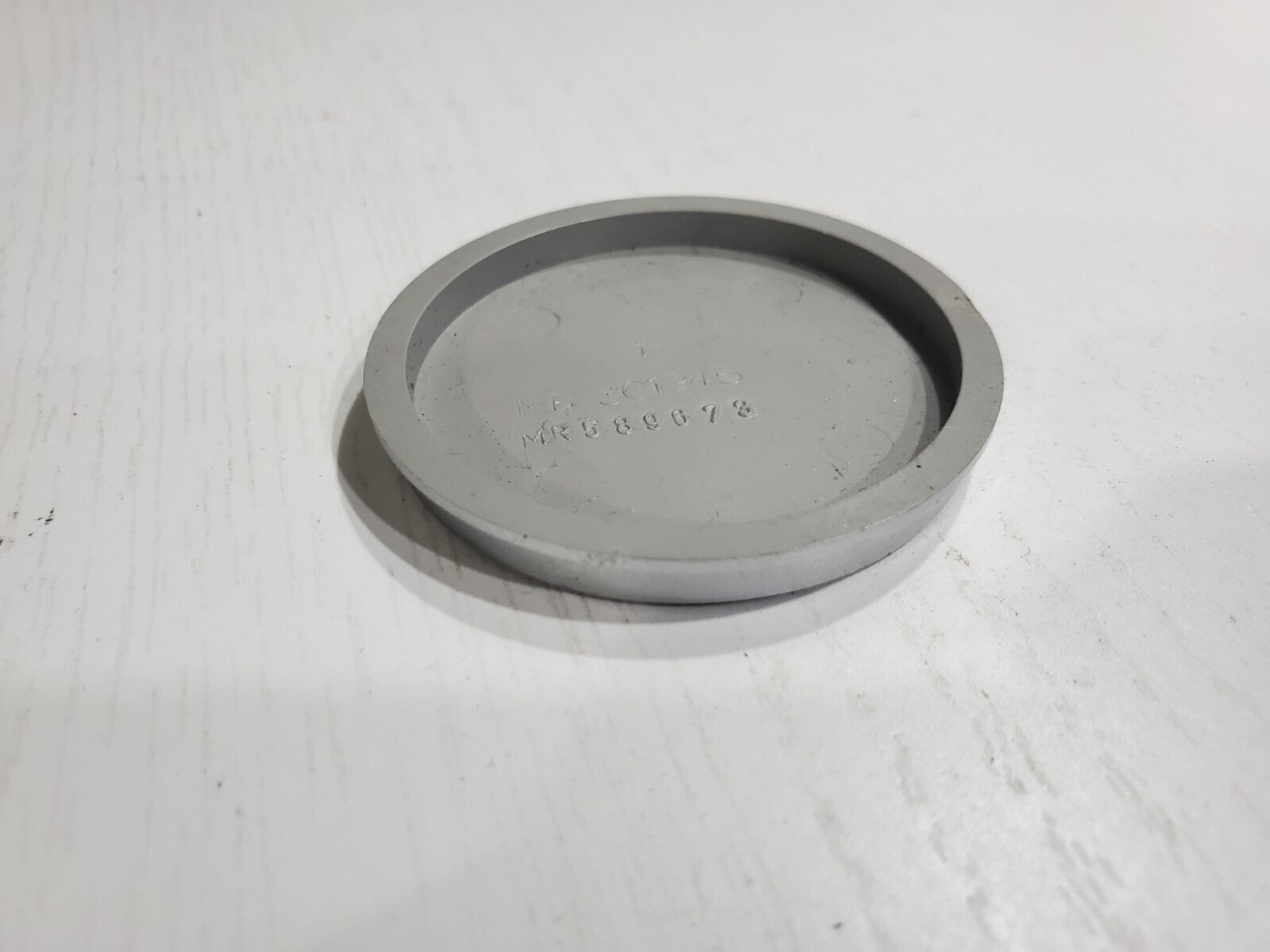 Genuine Mitsubishi Center Cap MR589673 MR 301945 OEM 6L3