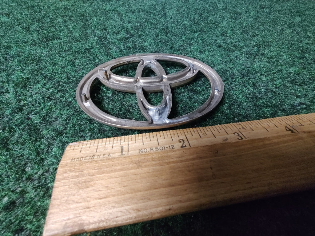 Toyota Emblem Logo Symbol Name Plate Unknown Model 770-5100 5S4