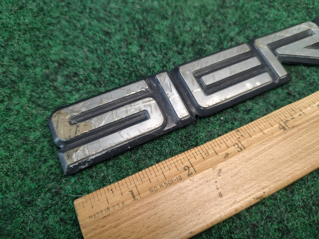 GM OEM End Gate Name Plate Assembly 02-06 GMC Sierra 15755397 1S7