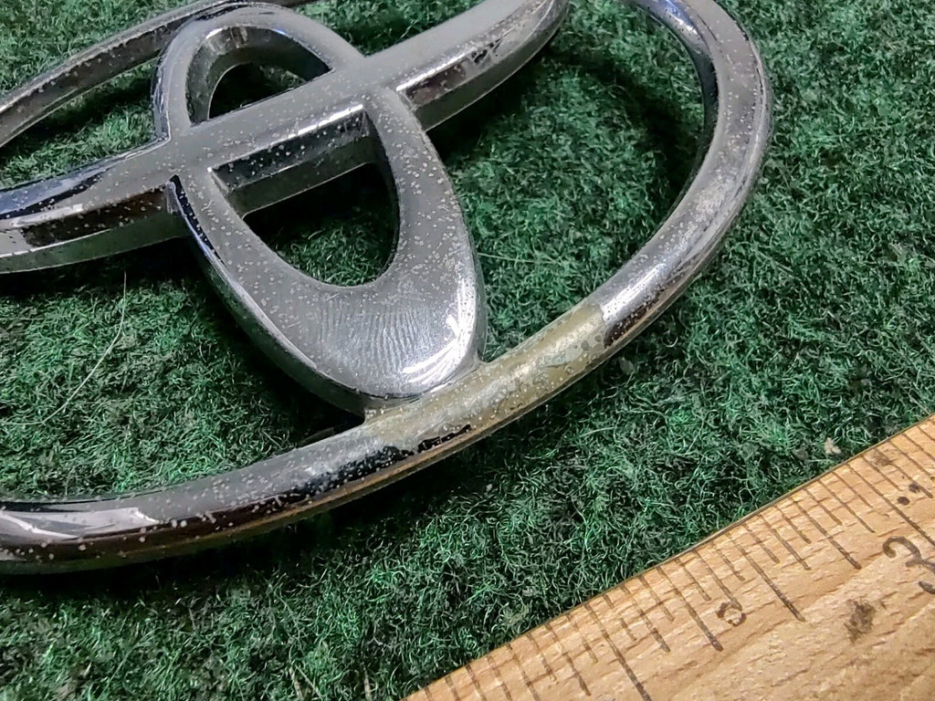 1997- 2001 Toyota Camry Rear Trunk Lid Emblem Logo 75441-33040 OEM 2S1