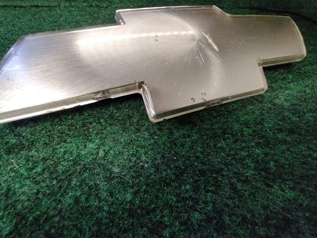 99-02 Chevrolet Silverado 00-06 Tahoe Suburban Front Grille Bezel 15706324 5S6