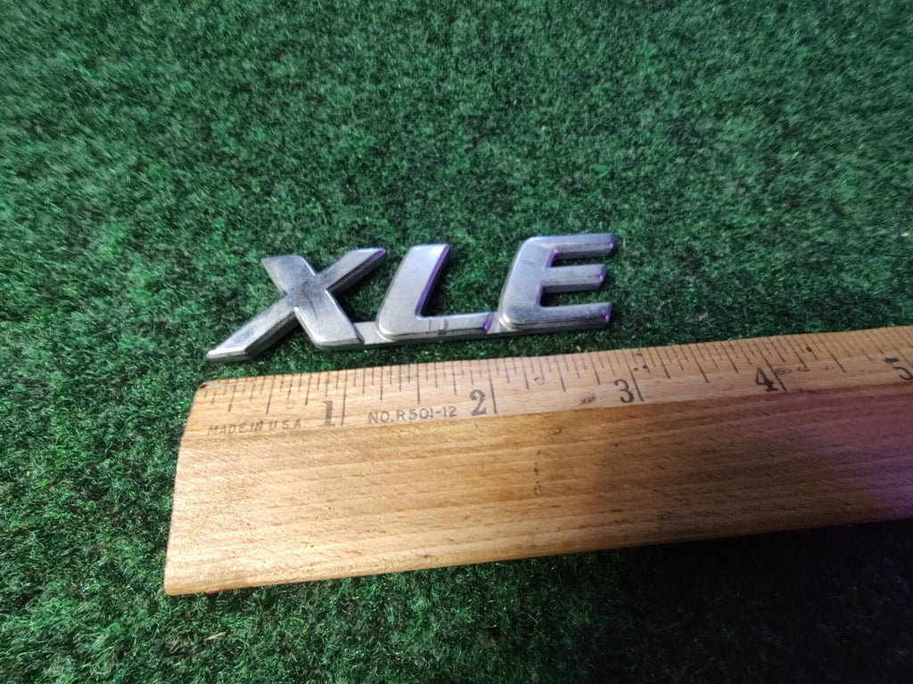 98 99 00 01 02 03 04 05 06 TOYOTA SIENNA XLE REAR EMBLEM LOGO BADGE USED OEM 6S4