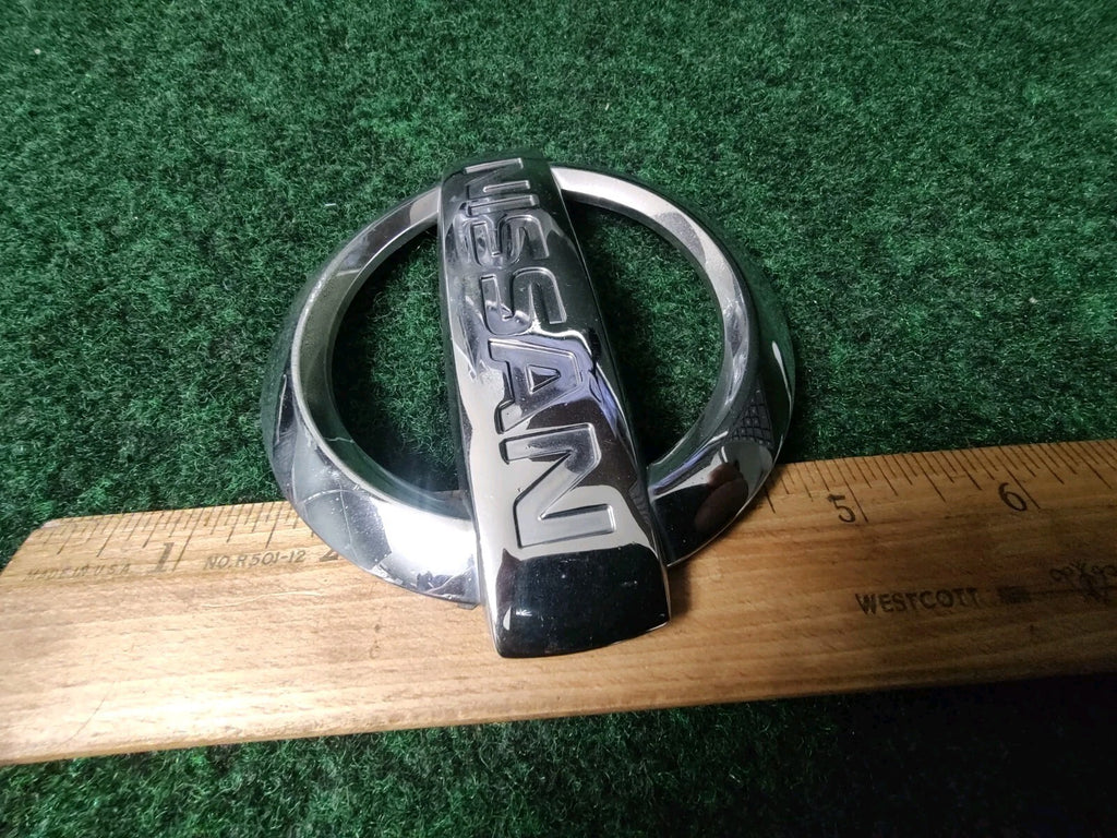 2002 2003 2004 NISSAN XTERRA FRONT CHROME EMBLEM LOGO BADGE SYMBOL OEM 4L8