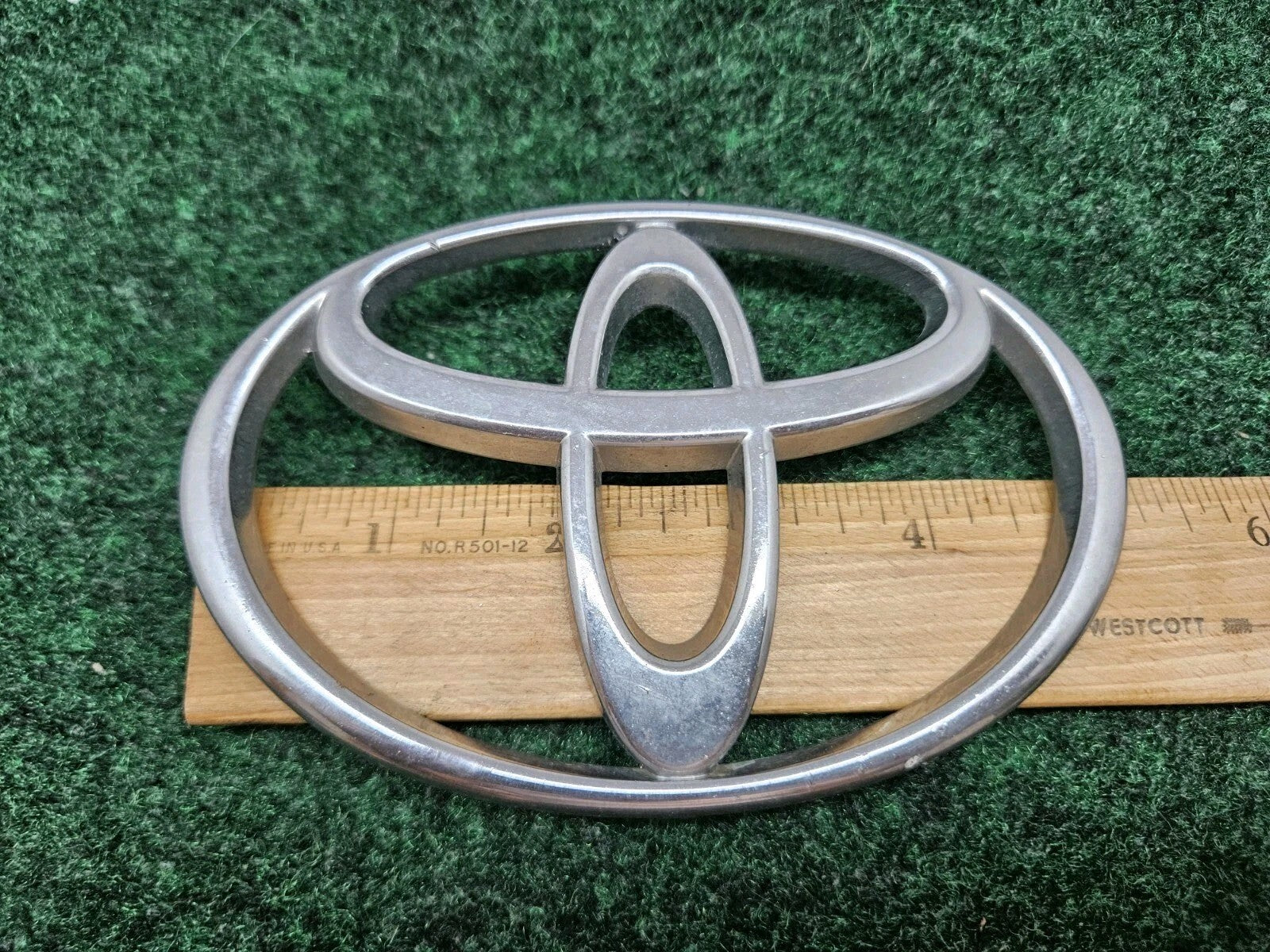 2001-04 Toyota Sequoia 2000-02 Tundra Front Grille Emblem Badge 75311-0C010 GL1