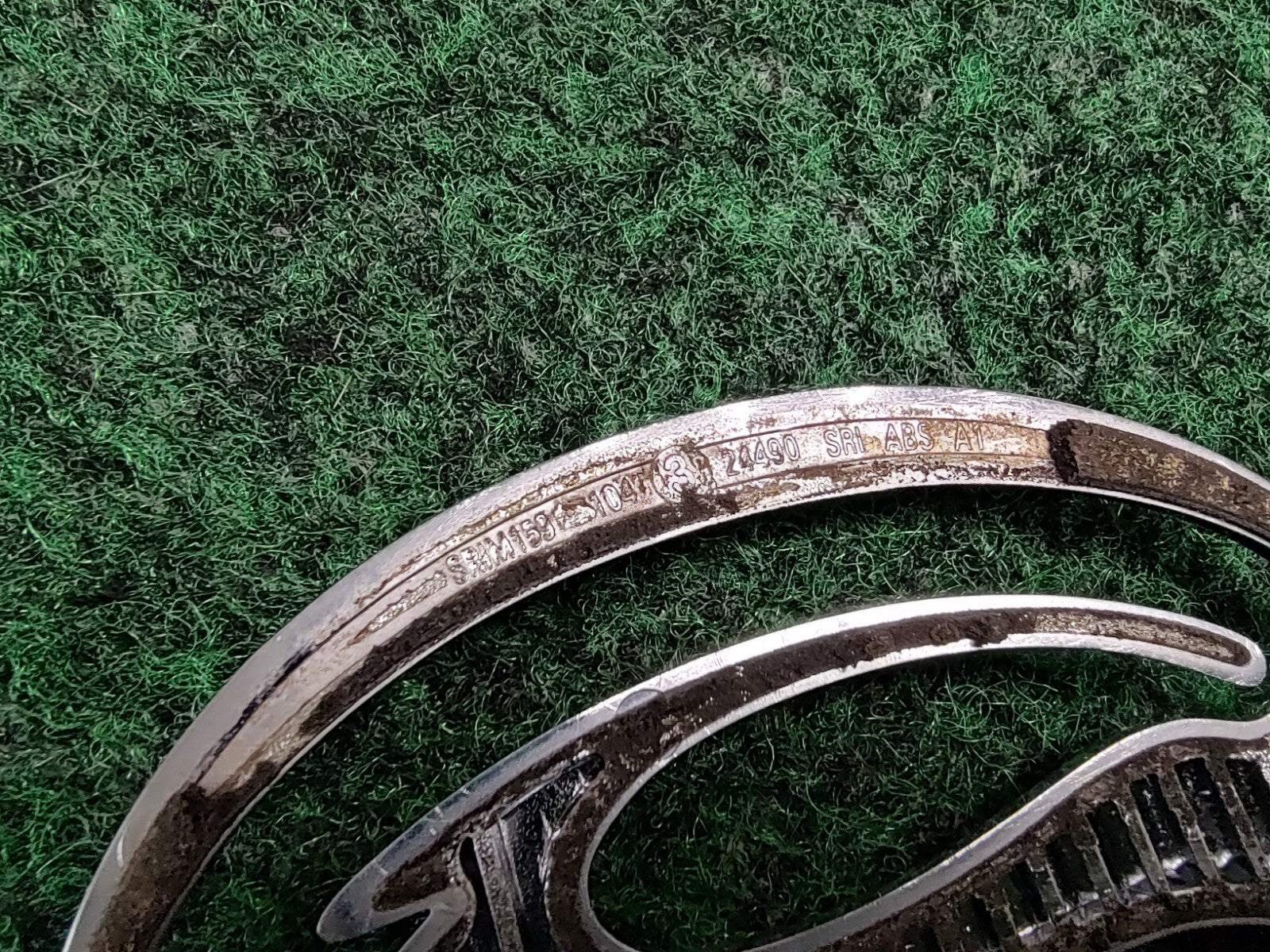 2000-2009 CHEVROLET IMPALA RIGHT SIDE QAURTER PANEL EMBLEM 10424490 3S7
