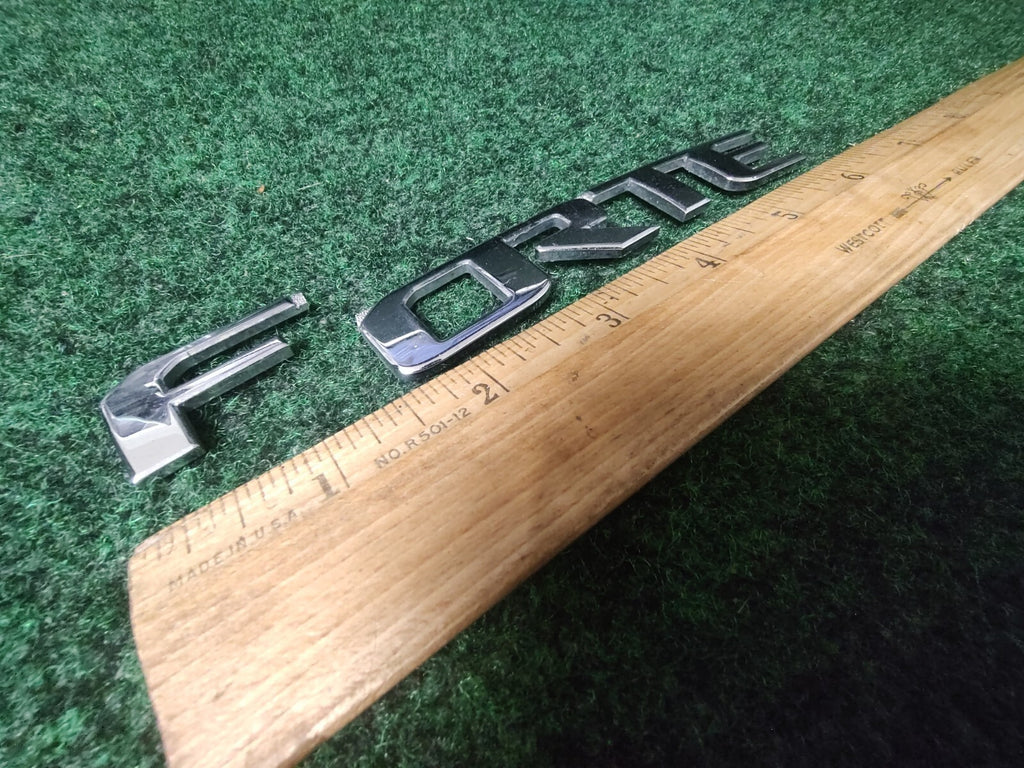 10 11 12 13 Kia FORTE Emblem Nameplate Rear trunk Chrome Emblem Cracked 9L3