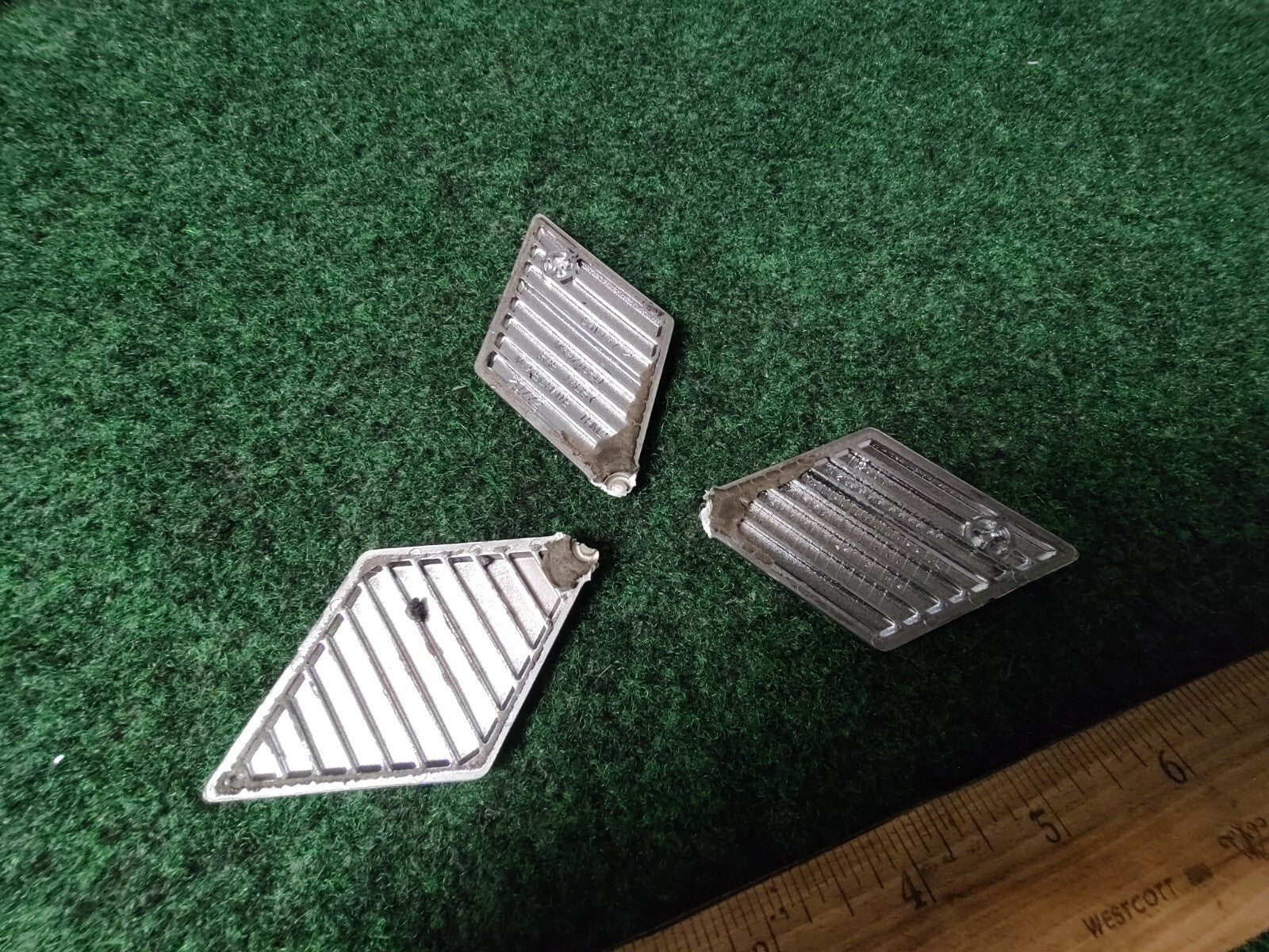 2004 2008 09 10 2011 Mitsubishi Endeavor Front Grille Badge Emblem CRACKED 7S1